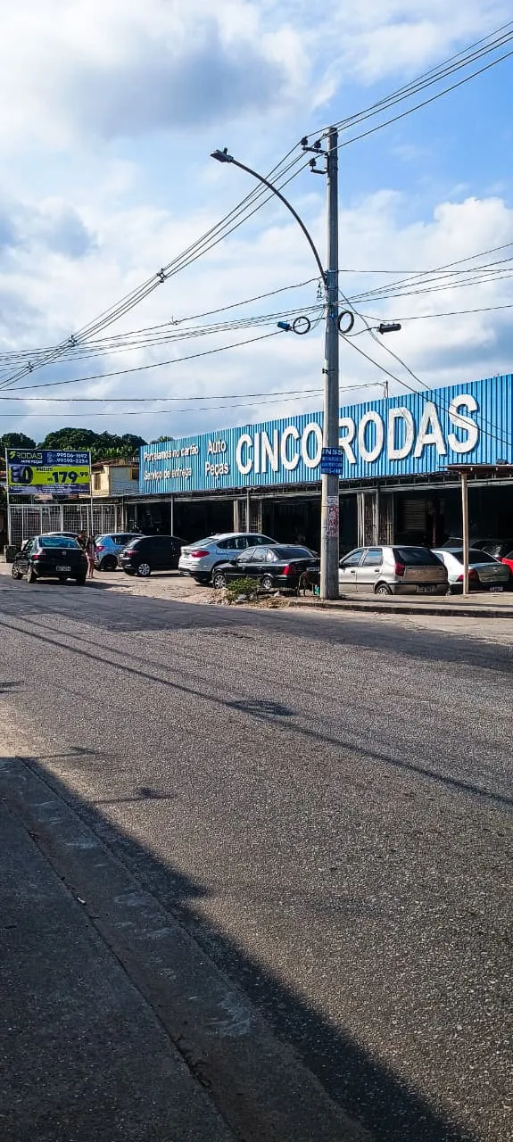 Fachada da Auto Peças Cinco Rodas na Av. Antares, 2765 - Santa Cruz, RJ